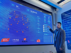 工人们四肢举动麻利地将方才运、肉类搬 